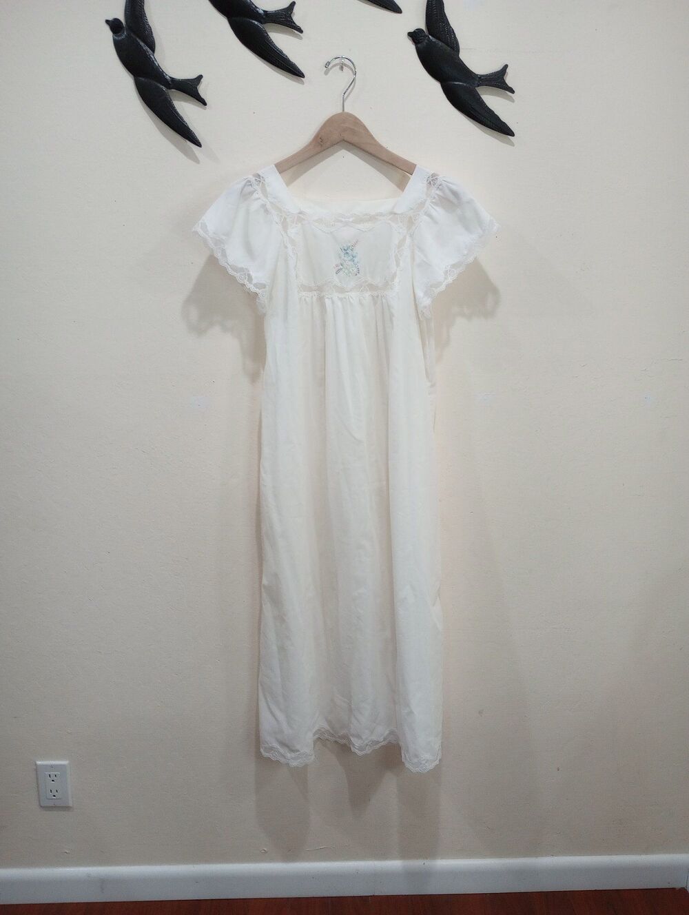 Vintage Barbizon White Embroidered Floral and Lace Nightgown - M - Picture 5 of 8